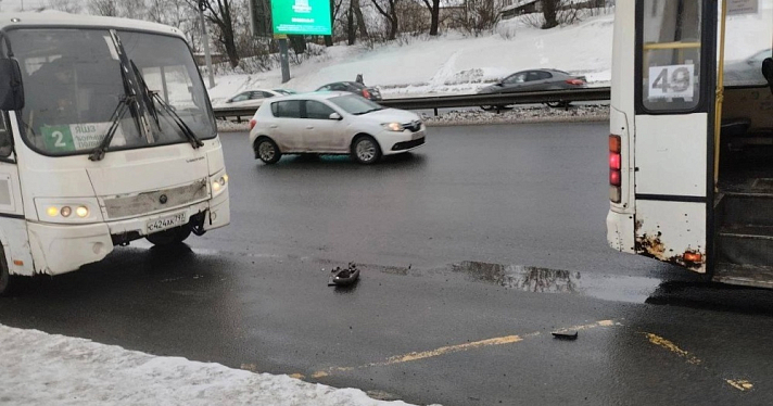 «Куда несетесь, курочки»: в Ярославле столкнулись два автобуса с пассажирами