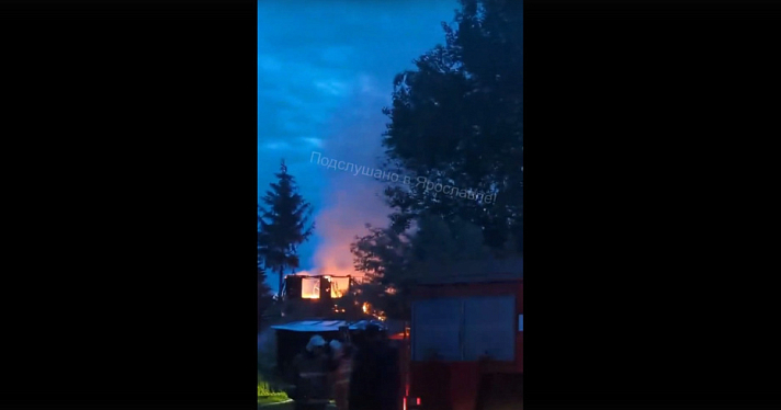 В Ярославле сгорел двухэтажный частный дом