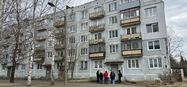 В селе под Ярославлем жители пятиэтажки выживают в доме практически без крыши