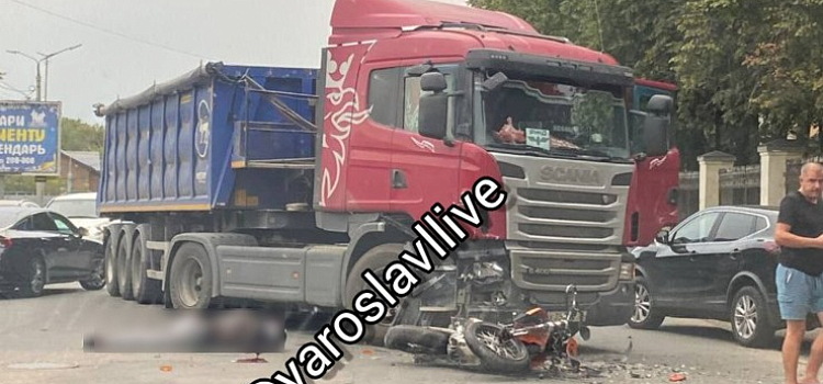 В Ярославле в столкновении с фурой погиб байкер_250121