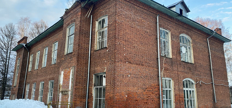 В селе Вятское здание школы выставили на торги _271162