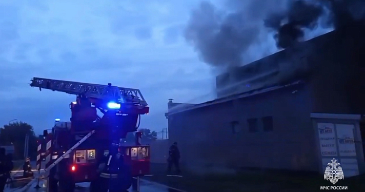 В Ярославле горело здание бывшего автосалона