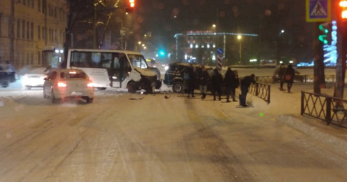 Пострадали люди: иномарка влетела в маршрутку в центре Ярославля