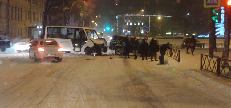 Пострадали люди: иномарка влетела в маршрутку в центре Ярославля