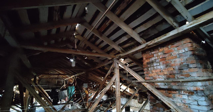 В Ярославской области прокуратура проверит двухэтажку с протекающей крышей_255216
