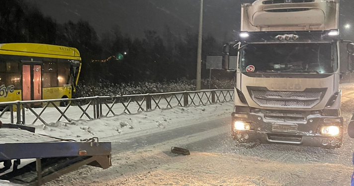 В Ярославле автобус попал в массовое ДТП и оказался в «снежном плену»_258868