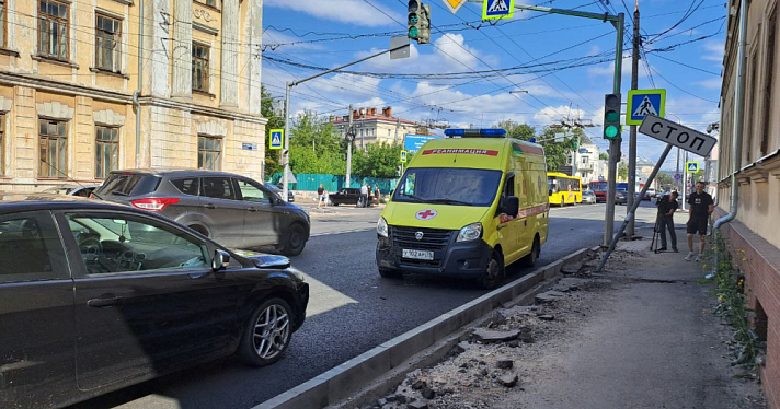 Отбросило на тротуар: в центре Ярославля автомобиль скорой помощи попал в тройное ДТП