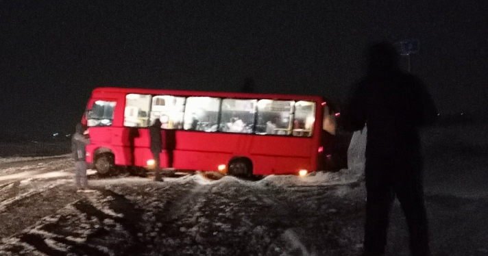 Под Ярославлем автобус с пассажирами вылетел с дороги_260292