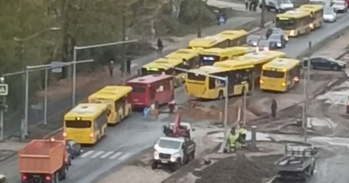 На проспекте Машиностроителей собралась пробка из жёлтых автобусов