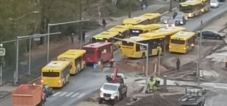 На проспекте Машиностроителей собралась пробка из жёлтых автобусов