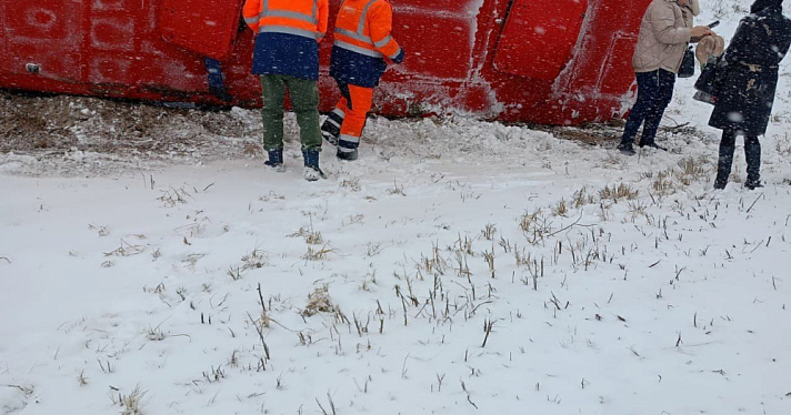 В Ярославской области опрокинулся автобус с пассажирами