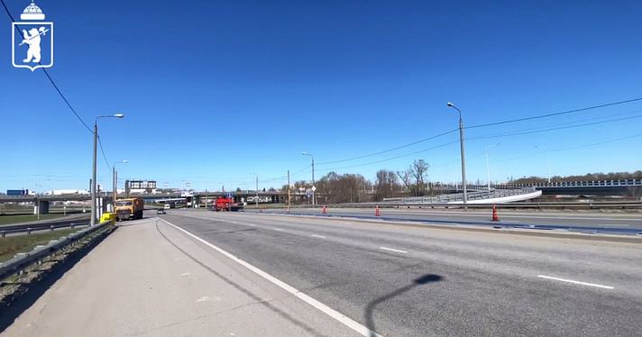 На Промышленном шоссе в Ярославле устанавливают барьерное ограждение