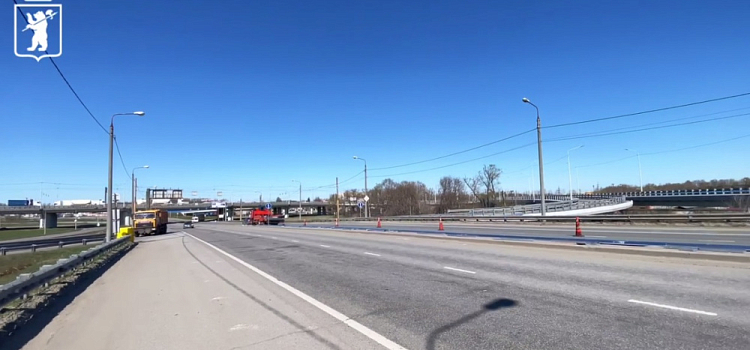 На Промышленном шоссе в Ярославле устанавливают барьерное ограждение