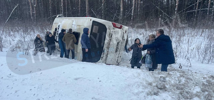 Эвакуировали людей через люк: автобус Рыбинск – Ярославль вылетел в кювет и опрокинулся