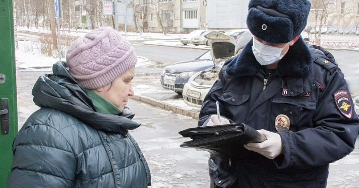 Ярославские полицейские на улицах объясняют пенсионерам, почему надо сидеть дома_163176