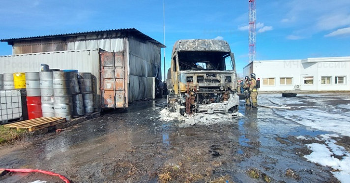 В Ярославской области на территории птицефабрики сгорел бензовоз
