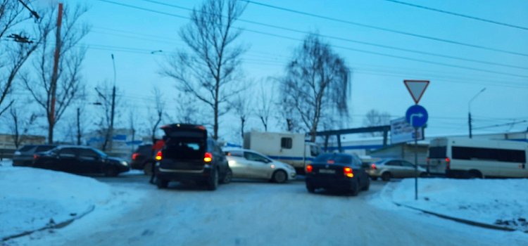 В Ярославле в утренний час пик на Московском проспекте произошло сразу два ДТП_233509