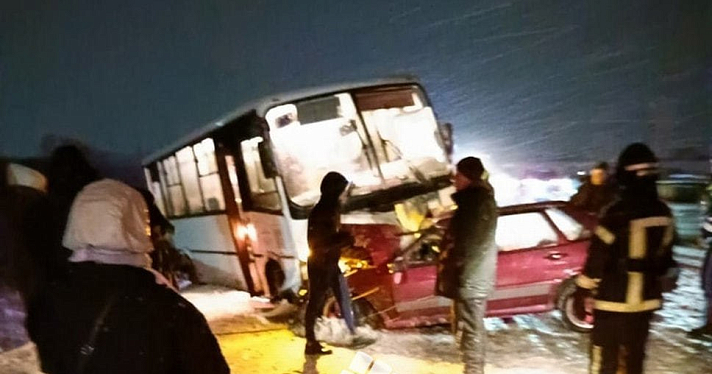 Пострадали шесть человек: под Ярославлем лоб в лоб столкнулись автобус и легковушка