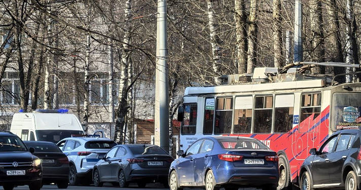 В Ярославле сбили водителя троллейбуса, поправлявшую упавшие токоприёмники