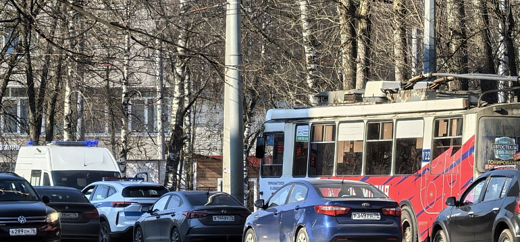 В Ярославле сбили водителя троллейбуса, поправлявшую упавшие токоприёмники