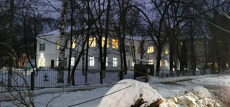 Лежит уже две недели: в Ярославле просят убрать электрические провода от детсада