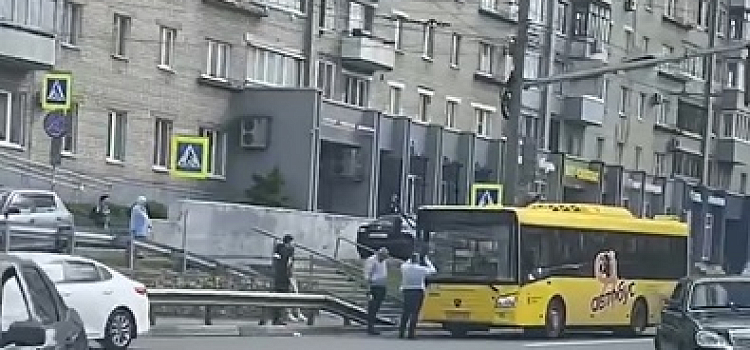 В Ярославле мужчина попал под автобус