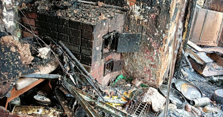 Грелся свечой и тушил сигареты об пол: пожар в посёлке Ярославской области обернулся уголовным делом