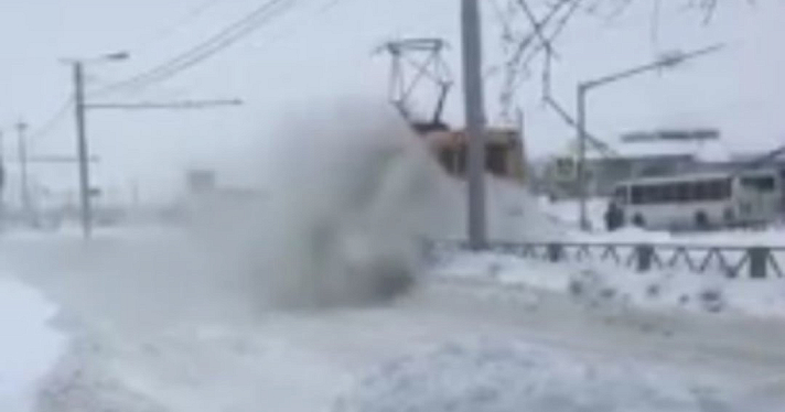 В Ярославле при зачистке трамвайных путей мужчину с головой завалило снегом_173513