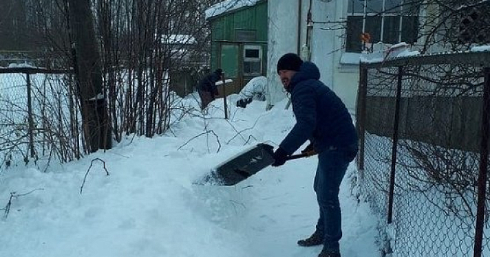 «Бабушка ничего не видит»: волонтеры из Ярославля расчищают дома одиноких пенсионеров от снега_172576
