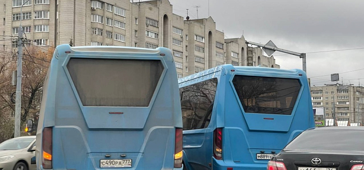 В Ярославле на Московском проспекте столкнулись автобус и легковушка