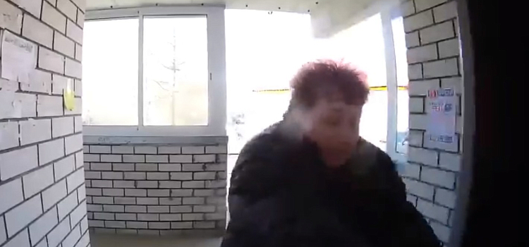 В Ярославле подростки с силой пытались вырвать подъездную дверь новостройки_238001