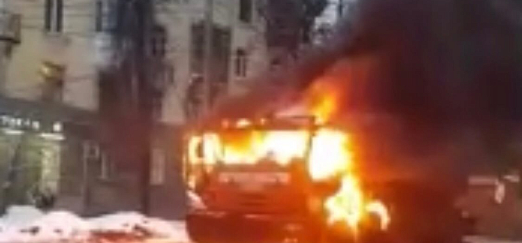 В центре Ярославля загорелась снегоуборочная машина. Кадры _171337
