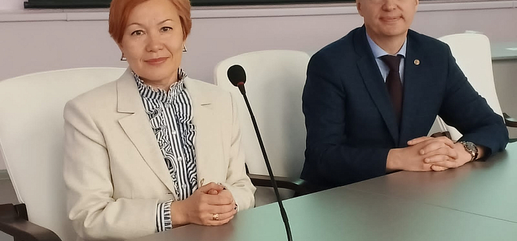 В Ярославском медицинском университете вручили дневники ученикам профильных медицинских классов_251909