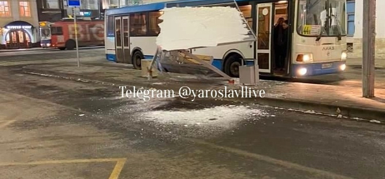 В Ярославле автобус снес остановку в Торговом переулке