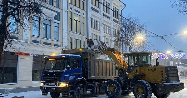 Ярославцам рассказали, сколько машин и людей привлекли к уборке города после снегопада
