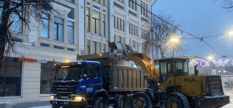 Ярославцам рассказали, сколько машин и людей привлекли к уборке города после снегопада
