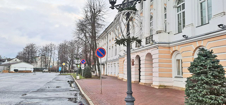 Убирать улицы от снега в Ярославле будет украшенная гирляндами техника_286621