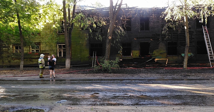 Из-за пожара в расселенном бараке в Дядькове эвакуировали детский сад_159017