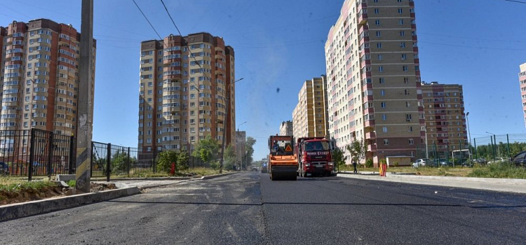 К 1 сентября: в Брагино укладывают верхний слой асфальта на дорогах