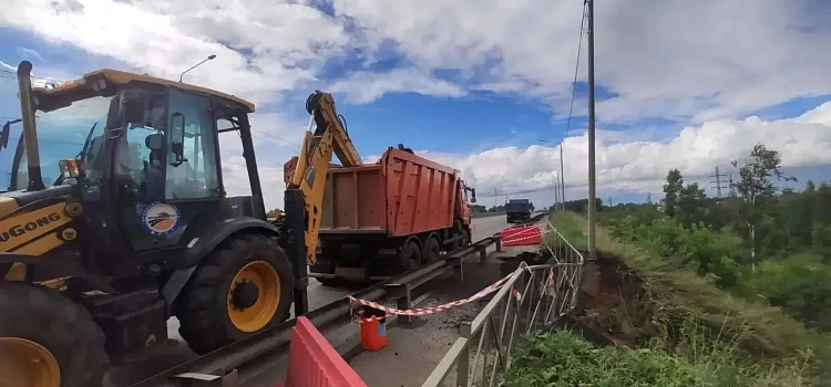 В Ярославле устраняют последствия провала тротуара на окружной дороге_319984