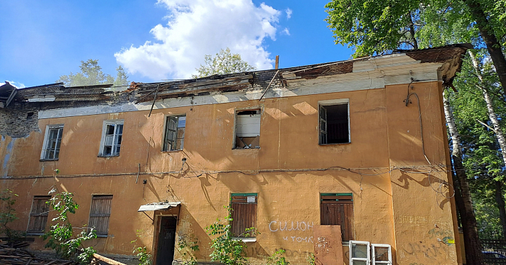 Когда-то он был украшением квартала: в Ярославле сносят дом послевоенной постройки_249189