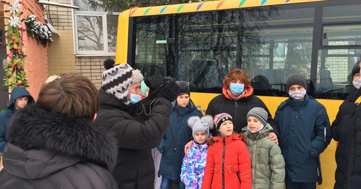 Детям из Переславского детского дома подарили на Новый год школьный автобус