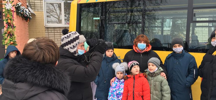 Детям из Переславского детского дома подарили на Новый год школьный автобус