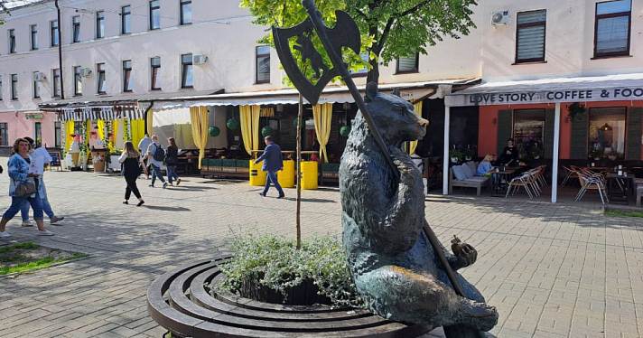 Знаменитый ярославский медведь с улицы Кирова обзавёлся новым деревом и клумбой