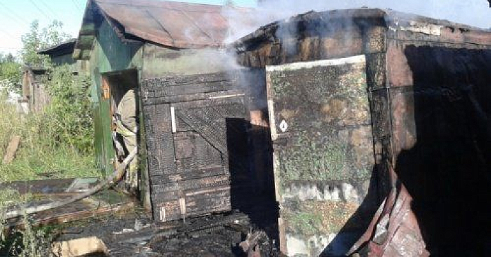 В Рыбинске огонь уничтожил два гаража и повредил три 