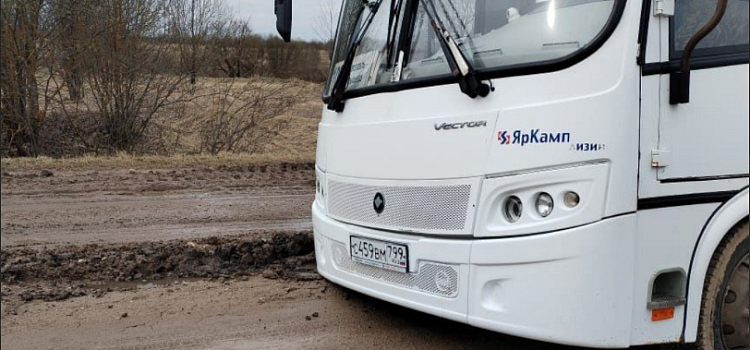 «Участок пучит каждую весну»: в Ярославской области рейсовый автобус застрял на дороге_270543