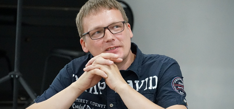 «День города в 90-х и 00-х напоминал средневековый карнавал»: Антон Голицын рассказал о своей новой книге