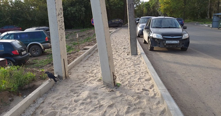 Фото дня. Три столба посреди ремонтируемого тротуара на Угличской, Ярославль