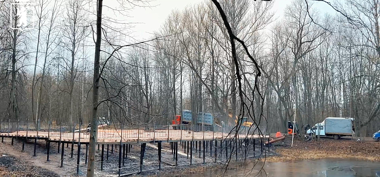 В Петропавловском парке Ярославля установили старинную беседку_306951