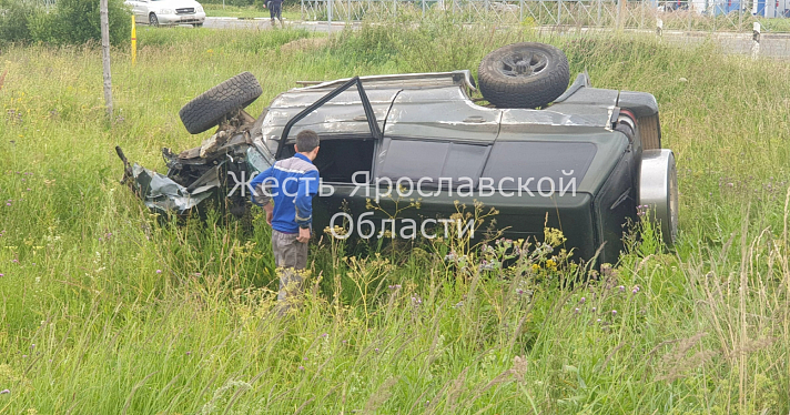 Погибла женщина, трое мужчин в больнице: в Ярославской области в ДТП попали две иномарки_245778